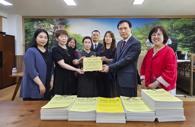▲ 임태희 경기도교육감(오른쪽 두 번째)이 27일 화성반월초등학교에서 화성진안 공공주택지구 내 열병합발전소 설치에 반대하는 화성시 학부모들로부터 반대 서명을 전달받고 있다. ⓒ경기도교육청 제공
