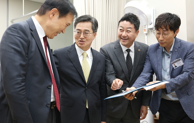 ▲ (왼쪽부터)임태희 경기도교육감, 김동연 경기도지사, 김진경 경기도의회 의장이 27일 경기도의회 청소원 휴게실을 찾아 현장을 둘러보고 있다. ⓒ경기도의회 제공