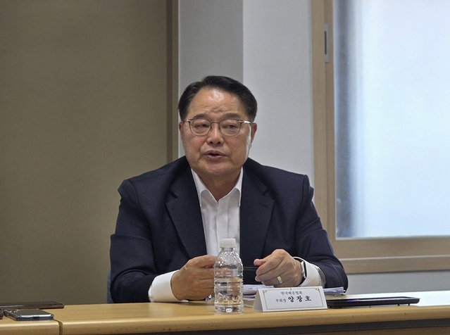 ▲ 양창호 한국해운협회 상근부회장은 27일 경기도 성남 새마을운동중앙연수원에서 열린 기자간담회에서 기자들의 질문에 답하고 있다. ⓒ김보배 기자