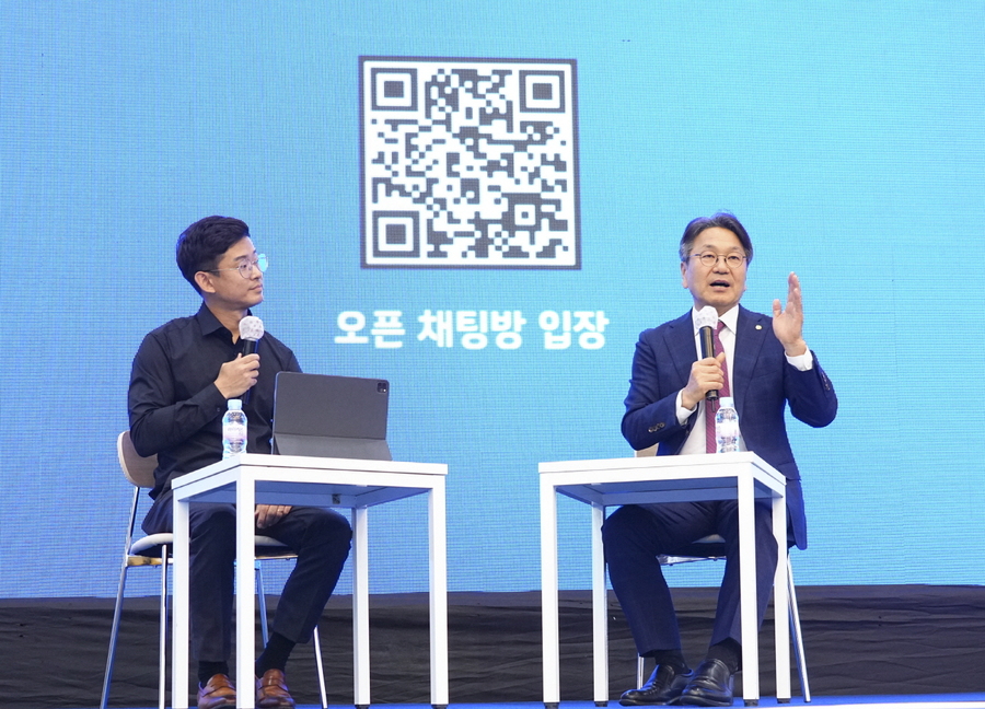 ▲ 강기정 광주광역시장이 시청 열린문화공간에서 열린 ‘광주청년센터 개관 10주년 기념식’에 참석해 청년들과 미니토크쇼를 하며 허심탄회한 대화를 나누고 있다.
ⓒ광주광역시 제공
