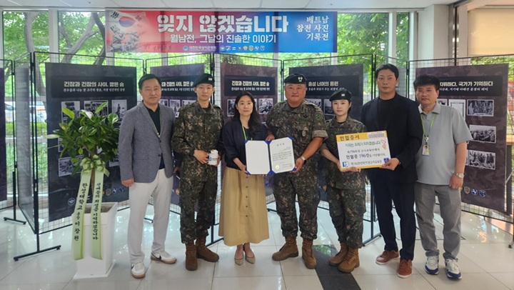 ▲ 헌혈증서 기증식. 왼쪽부터 서재필 중앙보훈병원 비상계획과장, 안태성 학군사관후보생(64기), 김지은 중앙보훈병원 총무노무부장, 이대로 한성대 학군단장, 김다은 학군사관후보생(65기), 김효중 중앙보훈병원 총무노무팀장, 장희철 중앙보훈병원 서무과장.ⓒ한성대