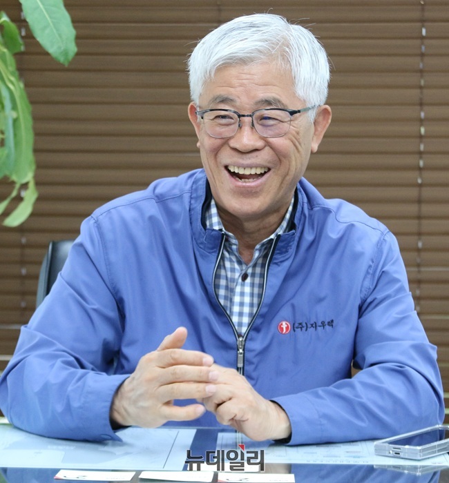 ▲ 윤인노 지우텍 회장은 정밀 기계설비 분야에서 40여 년간 연구해온 전문가다. 그의 끊임없는 기술 개발과 철저한 품질 관리는 지우텍을 업계 대표 기업으로 성장시킨 원동력이 됐다.ⓒ이길표 기자