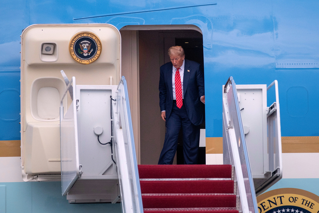 ▲ 도널드 트럼프 미국 대통령이 25일(현지시간) 메릴랜드주 앤드루스 합동 기지에 도착해 에어포스원에서 내리고 있다. ⓒAP=연합뉴스