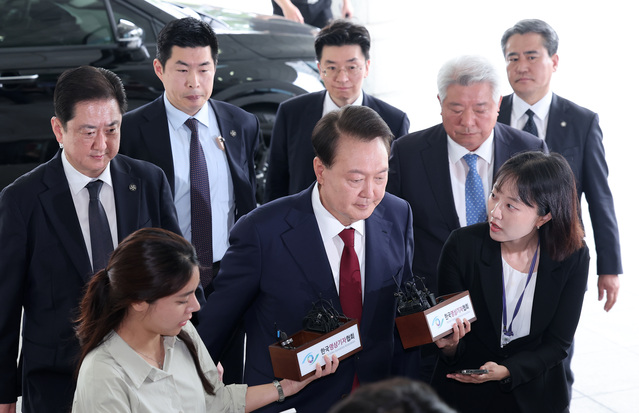 ▲ 윤석열 전 대통령이 28일 피의자 신분으로 내란특검 조사를 받기 위해 서울 서초구 서울고검 청사로 출석하고 있다. ⓒ연합뉴스