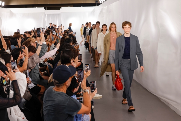 ▲ 지난 26일(현지 시간), 프랑스 파리  '그랑 팔레 (Grand Palais)'에 서  진행한 시스템·시스템옴므 2026년 봄·여름(S/S ) 시즌 단독 프레젠테이션 에서 모델들이 신제품을 선보이고 있는 모습.ⓒ한섬