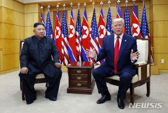 ▲ 김정은 북한 국무위원장(좌)과 도널드 트럼프 미국 대통령이 판문점 자유의집에서 만난 모습. 190630 ⓒ뉴시스