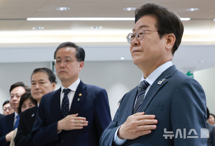 ▲ 재명 대통령이 24일 서울 용산 대통령실 청사에서 열린 국무회의에서 국기에 경례를 하고 있다. 이 대통령의 왼쪽에는 이형일 기획재정부 장관 직무대행 1차관이 자리했다. ⓒ뉴시스