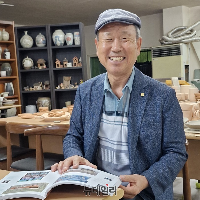 ▲ 양헌주 회장은 2010년 진천예총이 첫 출범하자 진천미술협회 초대 사무국장으로 활동했다.22년 회장에 취임한 양 회장은‘군민에게 사랑받는 진천예총’을 슬로건으로 적극적인 활동을 펼치고 있다.ⓒ양승갑 기자