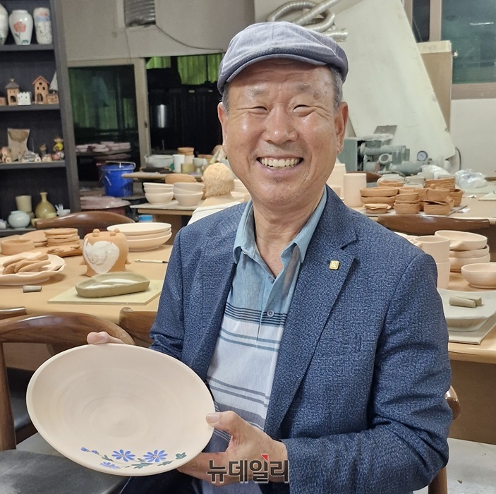 ▲ 공예가인 양헌주 회장은 충북 공예 발전을 위해 충북공예가회 회장, 한국공예관 운영위원장, 충북미술대전 운영위원, 한국공예가협회 회원 등으로 활동 중이다.ⓒ양승갑 기자