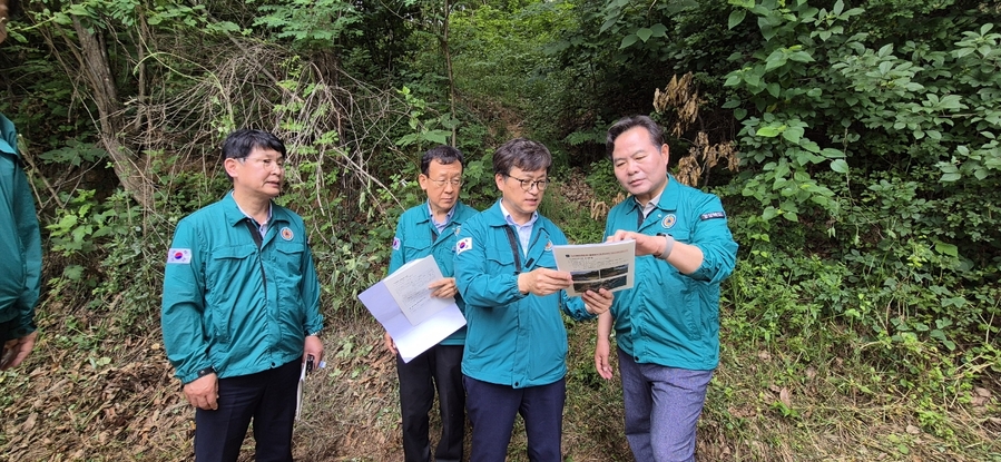 ▲ 경북도 김학홍 행정부지사는 28일, 2023년 산사태 피해지 중 한 곳인 영주시 장수면의 산사태 복구지와 인근의 산사태취약지역을 현장에서 확인하고, 시군 산사태 대응 상황을 직접 점검했다.ⓒ경북도