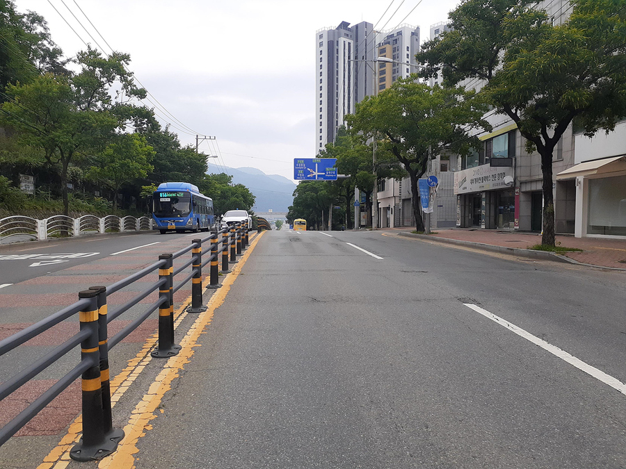 ▲ 대구광역시는 폭염으로 인한 전도 사고를 예방하고 안전한 도로교통 환경 조성을 위해 노후 무단횡단 금지시설에 대한 점검을 진행했다.ⓒ대구시