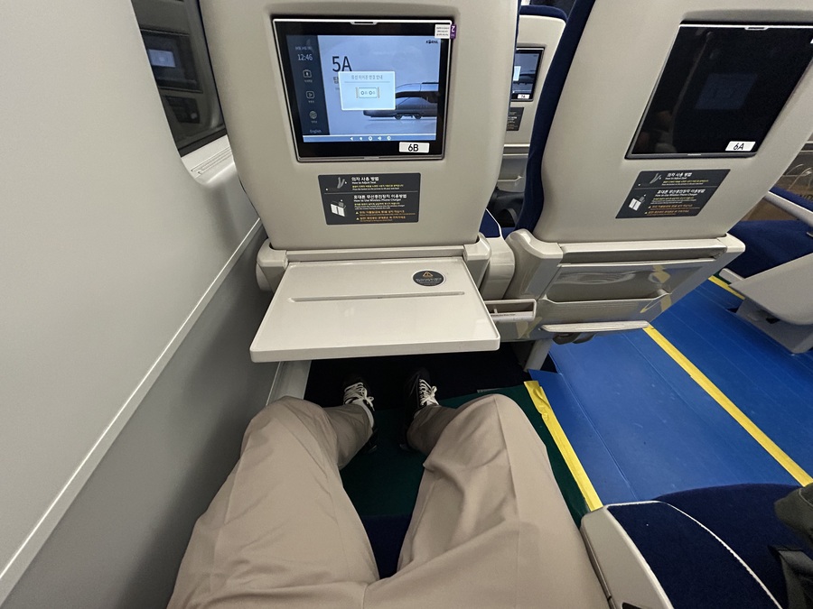 ▲ 다리를 쫙 펴도 앞 좌석에 닿지 않아 편안한 승차감을 경험했다. ⓒ이보현 기자