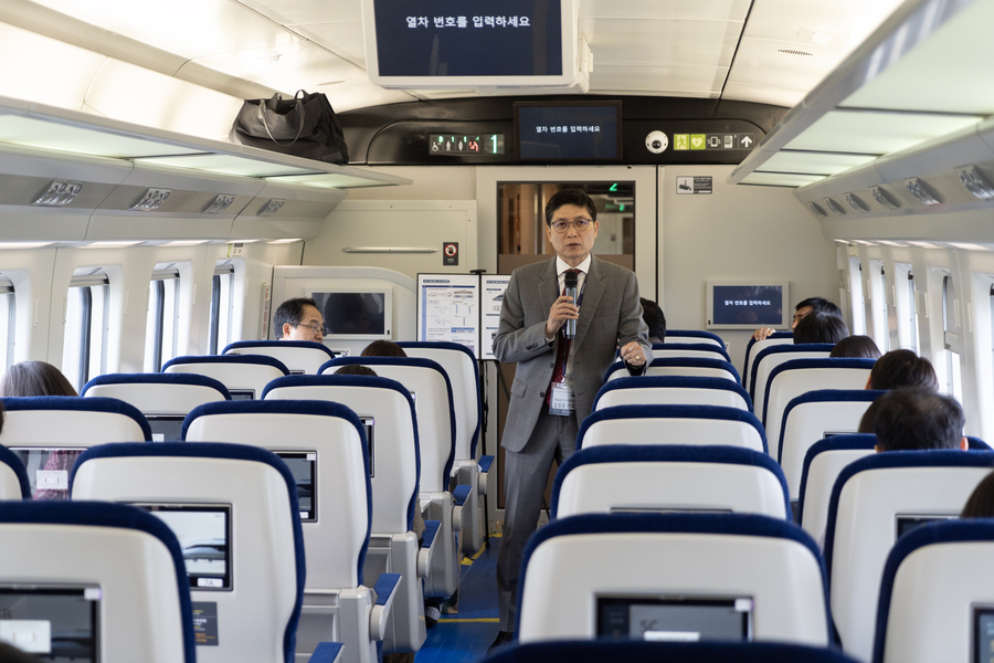 ▲ 시승회에서 이음 2세대를 설명하고 있는 김정훈 레일솔루션사업본부장 ⓒ현대로템