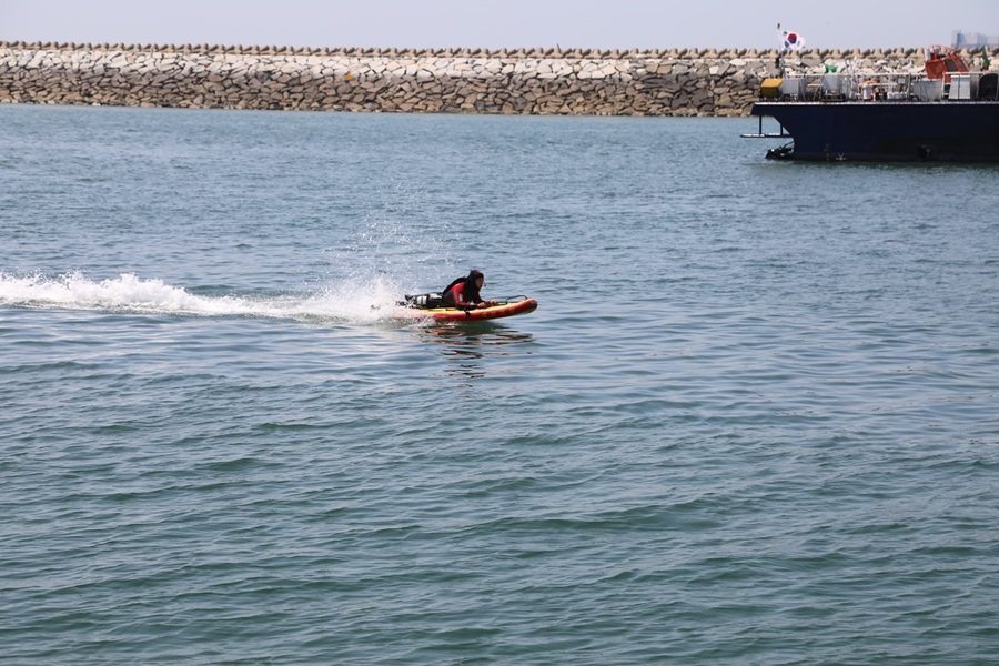 ▲ 보령해양경찰서 한 경찰관이 보령 독산해수욕장 인근 직언도에서 고립된 40대 남성을 구조하고 있다.ⓒ보령해양경찰서