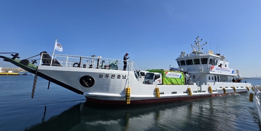 ▲ 충남도와 전북도가 집중호우 시 급증하는 해양쓰레기 처리를 위해 광역 협업 체계를 본격 가동한다. 충남도와 전북도는 서천군과 군산시 해상 일대에 떠다니는 부유쓰레기를 환경정화운반선인 늘푸른충남호와 전북 901호를 활용해 공동 수거·운반하기로 협의했다고 29일 밝혔다. 사진은 늘푸른충남호.ⓒ충남도