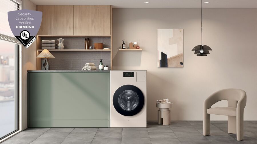 ▲ 삼성전자 '비스포크 AI 콤보' 일체형 세탁건조기 라이프스타일 이미지와 'UL 솔루션즈(UL Solutions)'가 주관하는 사물인터넷 보안 평가 '다이아몬드' 등급 이미지ⓒ삼성전자