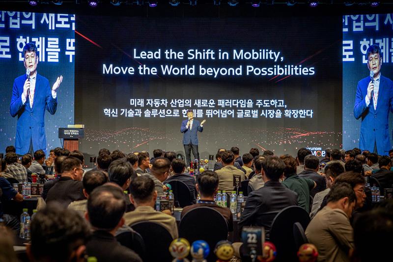 ▲ 현대모비스가 27일 제주 해비치호텔앤리조트에서 '2025 현대모비스 대리점 컨퍼런스'를 개최했다. 이규석 사장(사진 가운데)은 ‘고객들이 현대차/기아를 선택하는 중요한 이유 중 하나가 바로 우리의 서비스 경쟁력’이라며 A/S 부품 고객 서비스 강화를 강조했다. ⓒ현대모비스