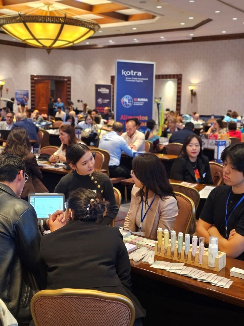 ▲ 과테말라에서 열린 수출 상담회에서 현지 바이어들이 천안시 기업 제품에 관심을 보이고 있다.ⓒ천안시