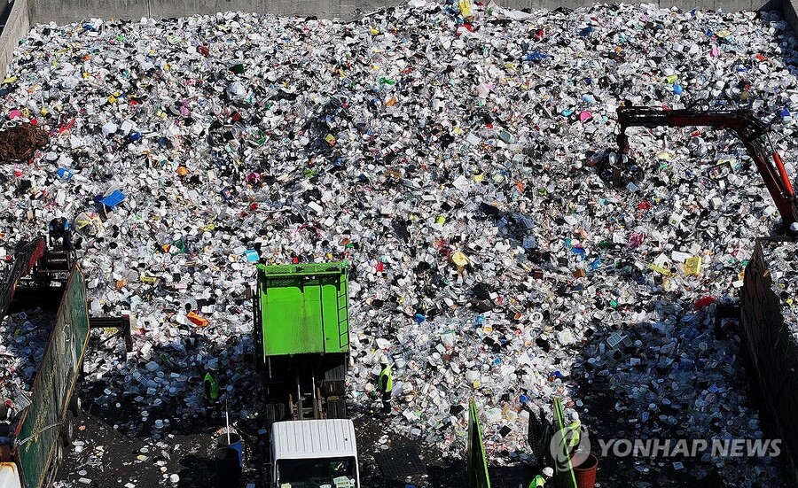 ▲ 환경의 날인 5일 경기도 수원시자원순환센터에서 관계자들이 가득 쌓인 플라스틱 재활용 쓰레기를 처리하고 있다. ⓒ연합뉴스