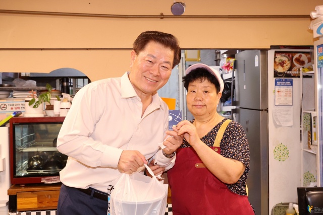 ▲ 박승원 광명시장이 지역내 한 음식점에서 광명명사랑화폐를 이용한 뒤 기념촬영을 하고 있다. ⓒ광명시 제공