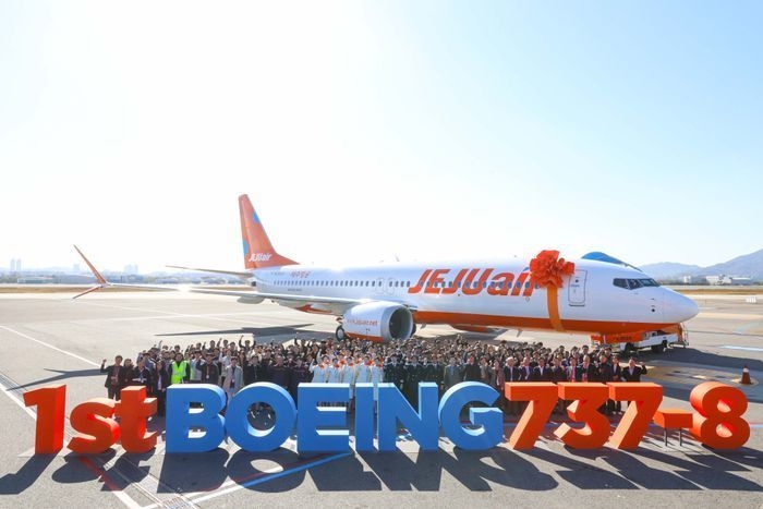 ▲ 제주항공 임직원들이 김포국제공항에서 진행된 B737-8 1호기 도입행사에서 기념촬영을 하고 있다. ⓒ제주항공