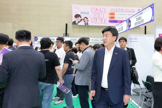 ▲ 방세환 광주시장이 2025 채용박람회를 방문해 부스를 돌아보고 있다. ⓒ광주시 제공