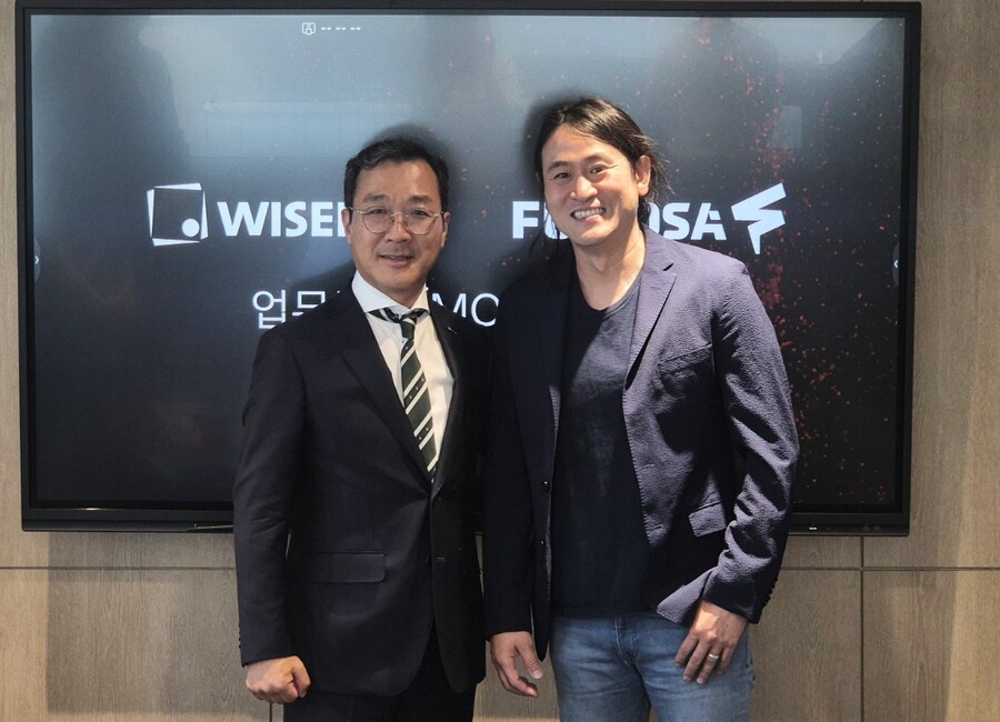 ▲ 와이즈넛 강용성 대표(왼쪽)와 퓨리오사AI 백준호 대표(오른쪽)가 ‘AI 에이전트 어플라이언스’ 공동개발 및 사업을 위한 전략적 제휴를 맺고 기념촬영을 하고 있다. ⓒ와이즈넛