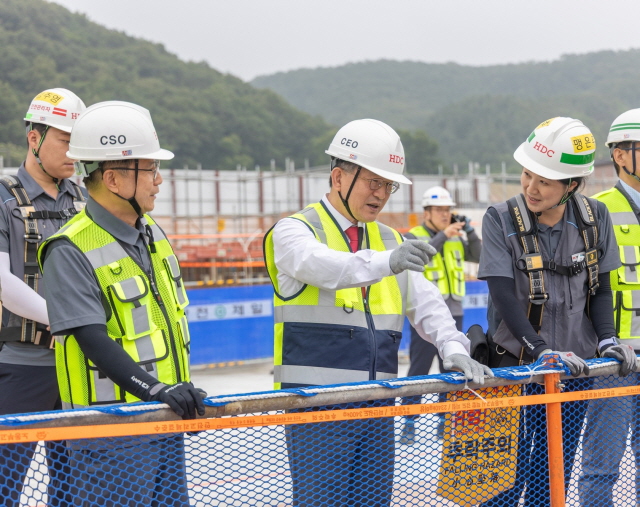 ▲ 왼쪽부터 조태제 HDC현대산업개발 CSO, 정경구 HDC현대산업개발 대표이사ⓒHDC현산