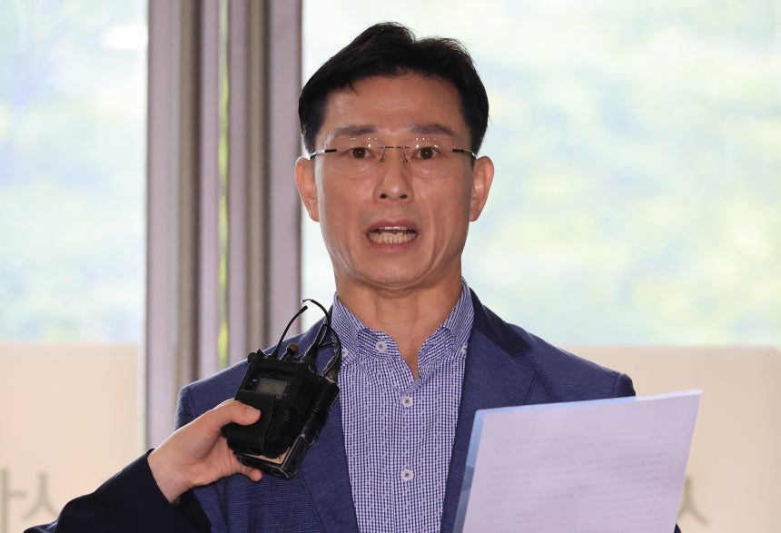 ▲ 임성근 전 해병대 1사단장이 26일 순직해병 수사 방해 의혹 사건을 수사하는 이명현 특검과의 면담을 위해 서울 서초구 특검 사무실을 방문해 입장문을 읽고 있다. ⓒ연합뉴스