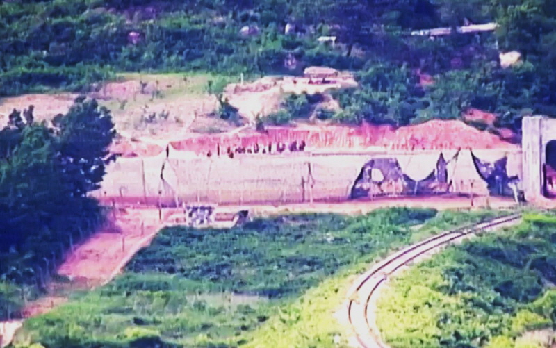 ▲ 북한은 2024년 4월부터 다수병력을 투입해 경계력 보강 일환 불모지 조성, 지뢰매설, 전술도로 보강, 대전차 방벽으로 보이는 미상 구조물 설치 등 다양한 형태의 작업을 진행해왔다. 사진은 북한군이 방벽을 세우는 모습. ⓒ합동참모본부 제공