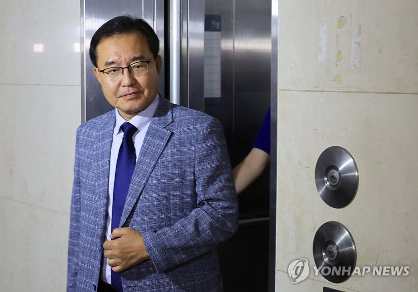 ▲ 해병대 채모 상병 수사 방해 의혹을 수사하는 이명현 특별검사가 26일 서울 서초구 사무실에서 기자들과 질의응답을 위해 로비로 나오고 있다. 2025.6.26 ⓒ연합뉴스