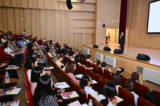 ▲ 속초시 관내 어린이집 학부모와 보육교직원을 위한 교육이 30일 강원진로교육원에서 500여 명이 참석한 가운데 진행됐다. 이번 행사는 속초시가 후원하고 속초시어린이집연합회에서 주관했다. ⓒ속초시