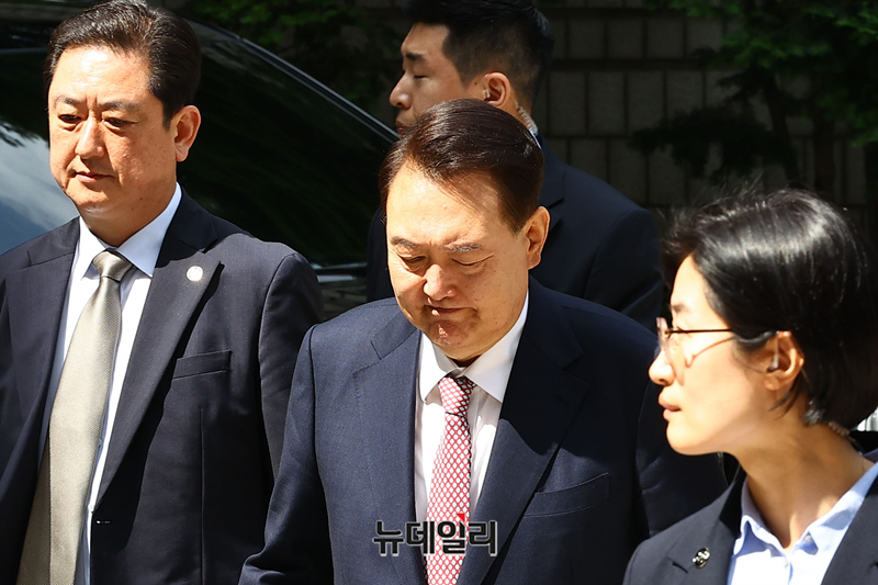 ▲ 윤석열 전 대통령이 지난 9일 오전 서울 서초구 서울중앙지방법원에서 열린 내란 우두머리 협의 · 직권남용 권리행사 방해 혐의 사건 6차 공판에 출석하고 있다. (사진=공동취재단)