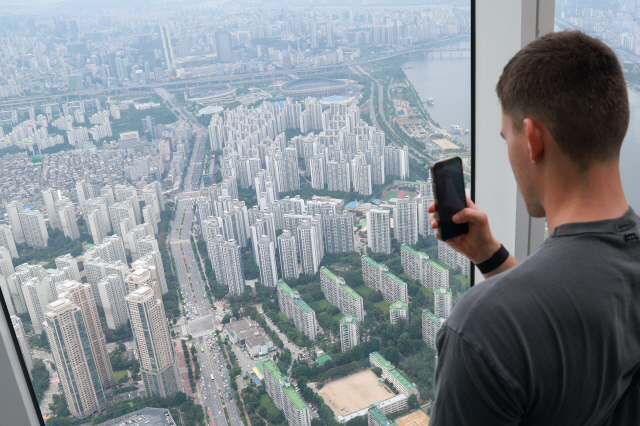 ▲ 서울 송파구 롯데월드타워 전망대 서울스카이에서 바라본 서울 시내 아파트 단지 ⓒ연합뉴스