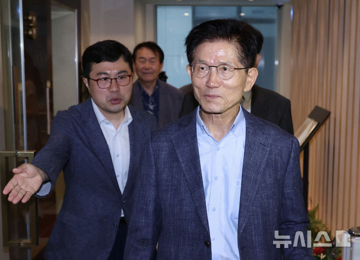 ▲ 김문수 전 대선 후보가 20일 오전 서울 여의도 국회 인근 식당에서 차명진·박계동 전 의원 등 캠프 관계자들과 식사를 위해 이동하고 있다. ⓒ뉴시스