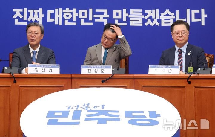 ▲ 진성준 더불어민주당 정책위의장이 30일 오전 서울 여의도 국회에서 열린 민주당-경제단체 상법 간담회에서 손으로 머리를 넘기고 있다. 왼쪽부터 김창범 한국경제인협회 부회장, 진 정책위의장, 박일준 대한상공회의소 부회장. ⓒ뉴시스