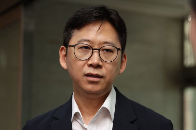 ▲ 배경훈 과학기술정보통신부 장관 후보자가 25일 오전 서울 종로구 광화문 우체국에 마련된 인사청문회 준비 집무실로 출근하며 취재진 질의에 답하고 있다. ⓒ뉴시스