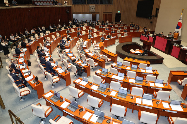 ▲ 30일 국회에서 열린 예산결산특별위원회 전체회의에서 퇴장한 국민의힘 의원들의 자리가 비어 있다. ⓒ연합뉴스