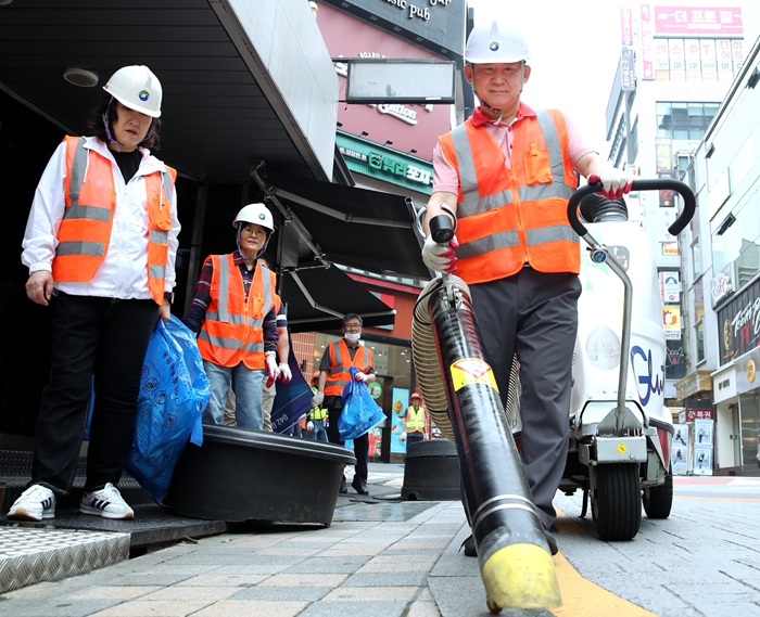 ▲ 서철모 구청장이 지난 27일 민선 8기 3주년을 맞아 둔산동 일대에서 새벽 대청소를 진행하며 후반기 행정 시작을 알렸다.ⓒ서구