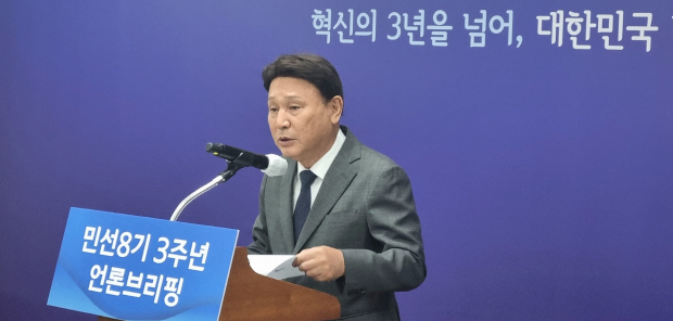 ▲ ⓒ강임준 군산시장이 30일 언론브리핑에 나서고 있다.김성수기자
