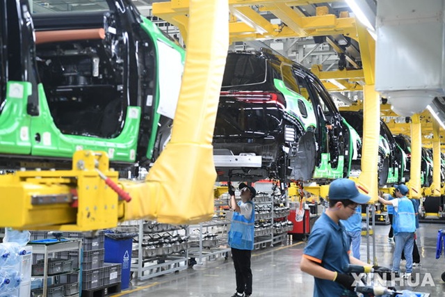 ▲ 중국 충칭에 있는 세레스그룹 스마트공장의 신에너지차(NEV, 친환경 에너지차) 조립 라인. 250814 신화/뉴시스. ⓒ뉴시스