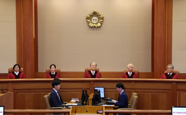 ▲ 지난 27일 서울 종로구 헌법재판소 대심판정에서 열린 6월 심판사건 선고에서 김형두 헌법재판소장 권한대행을 비롯한 재판관들이 재판 시작을 기다리고 있다.ⓒ연합뉴스