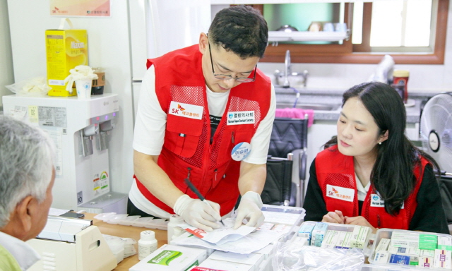 ▲ SK에코플랜트 에피봉사단과 열린의사회가 의료 소외지역 어르신들을 위한 의료봉사를 진행하는 모습ⓒSK에코플랜트