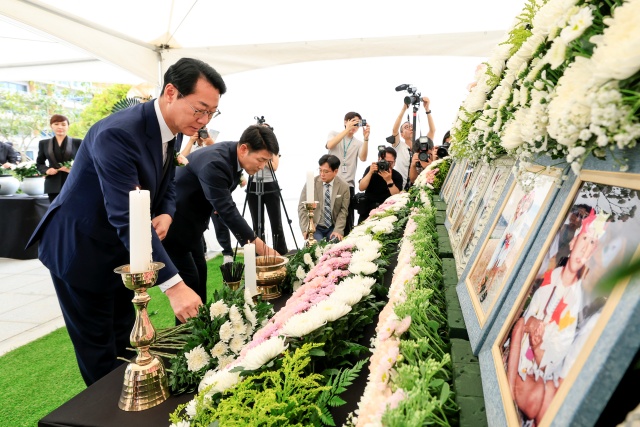 ▲ 씨랜드 화재 참사 희생자 추모공원을 찾아 헌화하고 있는 정명근 화성특례시장(왼쪽)과 배정수 화성특례시의회 의장(오른쪽)ⓒ화성시 제공