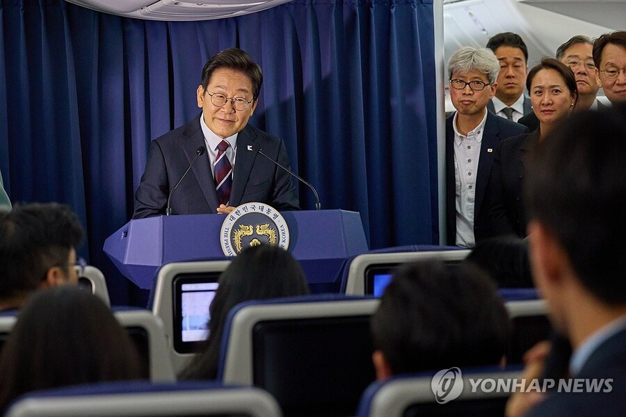 ▲ 재명 대통령이 16일(현지시각) 주요 7개국(G7) 정상회의 참석을 위해 캐나다 앨버타주 캘거리로 향하는 공군 1호기에서 기자간담회를 하고 있다. ⓒ연합뉴스