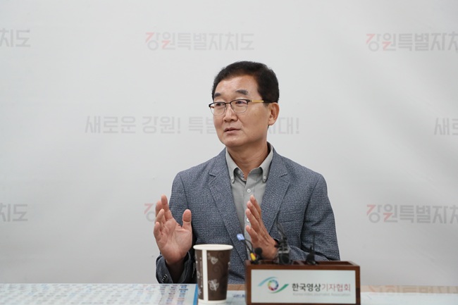 ▲ 내달 7일 퇴임을 앞둔 정광열 강원도 경제부지사가 30일 도청 기자 간담회에서 “공직을 떠난 이후에도 지역을 위한 역할이 있다면 잘 마무리 될 수 있도록 돕겠다”고 밝혔다.ⓒ강원특별자치도