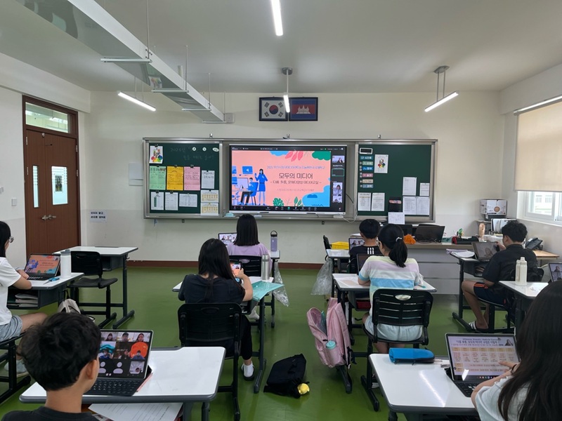 ▲ 캄보디아에서 진행된 프놈펜한국국제학교 초등학생(5~6학년) 대상 광고영상교육 현장 모습. ⓒ시청자미디어재단