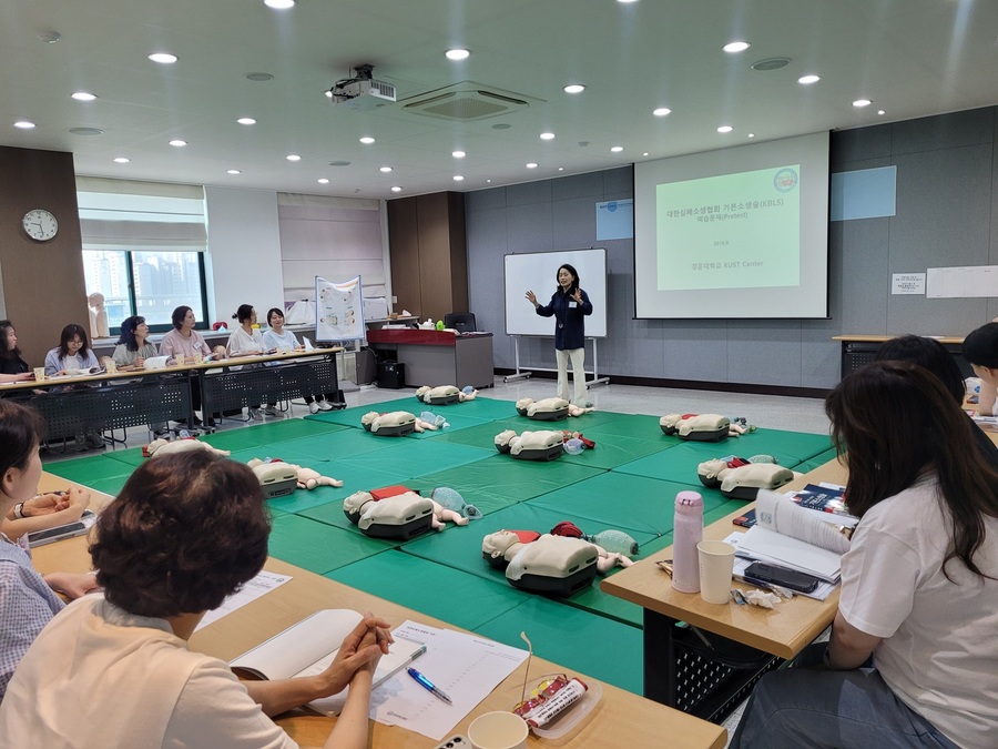 ▲ 대구시교육청(교육감 강은희)은 지난 6월 28일과 오는 7월 12일, 경운대학교 KUST Center(응급·재난시뮬레이션교육센터)에서 일자별 보건교사 각 20명씩 총 40명을 대상으로 ‘학교 심폐소생술 교육강사 양성 자격 연수’를 진행한다.ⓒ대구시교육청