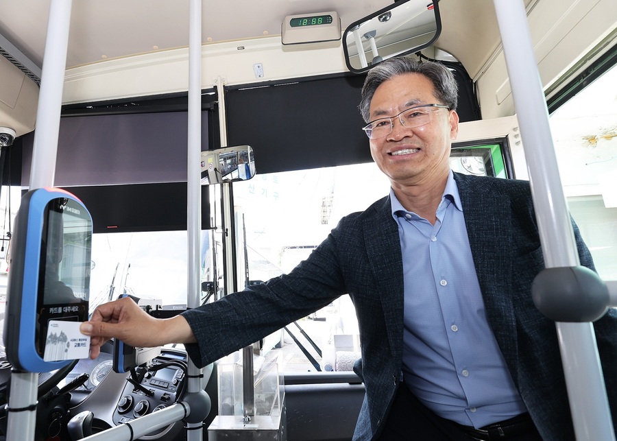 ▲ 영양군(군수 오도창)은 오는 7월 1일 70세 이상 어르신 대중교통 무임승차 시행을 앞두고, 교통카드 단말기 등 교통카드 결제 시스템을 사전 점검했다.ⓒ영양군