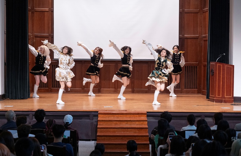 ▲ 이화여대 2025 국제하계대학 환영식에서 이화여대 응원단 파이루스가 축하공연을 펼치고 있다.ⓒ이화여대